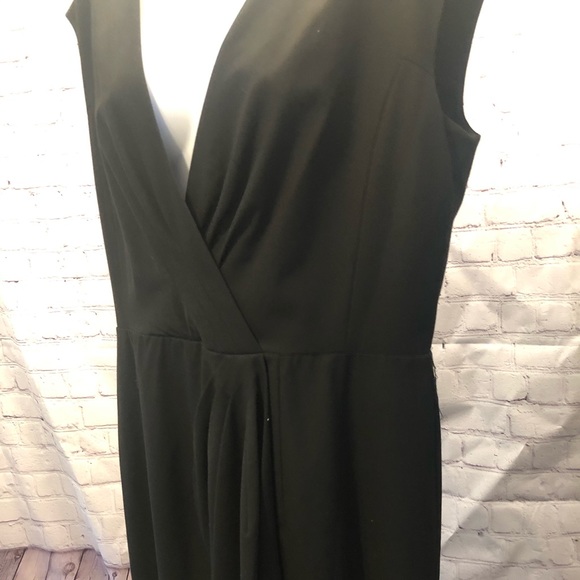 Black dress: short deep V neck - Picture 2 of 3